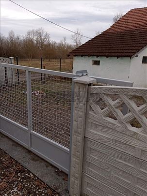 Obrva kod Kraljeva- kuća površine 13 m2 u osnovi i