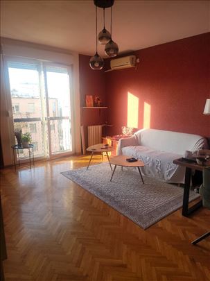 Odlična lokacija, 45m, namešten!