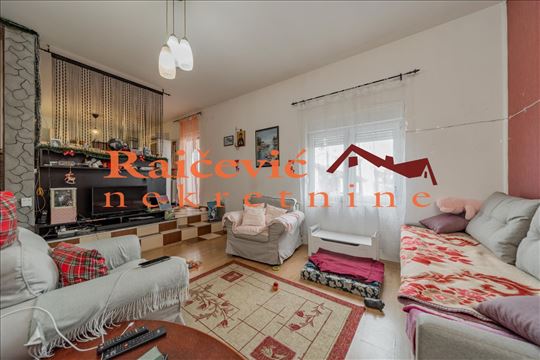 Petlovo brdo, Omladinsko setaliste, 3.0, 114.80 m2