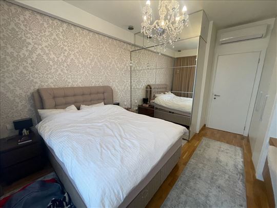 Raskošno opremljen stan na visokom spratu