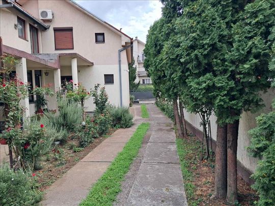 Surčin kuća 381m2 na placu od 5 ari