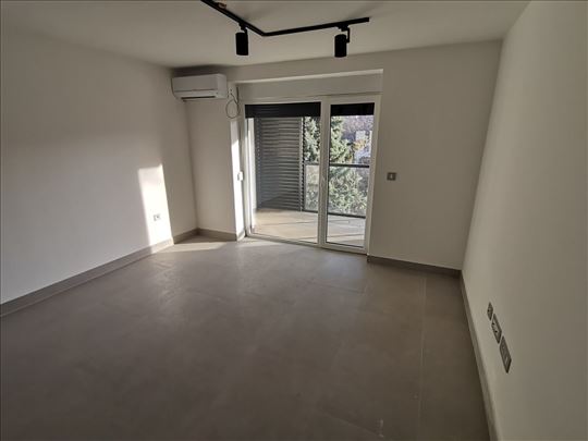 Trosoban nov,polunamešten stan Sr.Kamenica