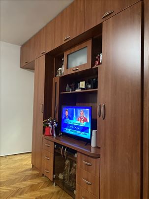 TV polica sa dodacima