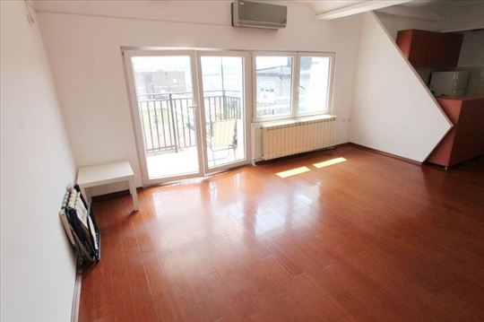 Veoma povoljno, Savski trg, 4.0 stan, ID 8424