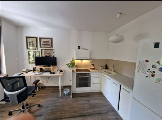 Centar, dvosoban, renoviran, moderno opremljen