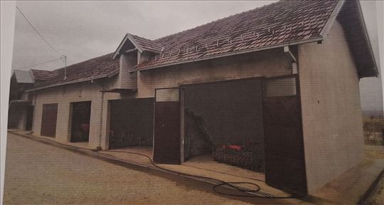 Izdaje se poslovni prostor i hladnjača u Kormanu