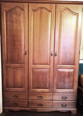 Lesnina trokrilni drveni ormar