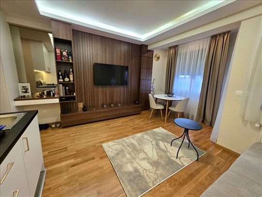 Lux garsonjera sa stvarima