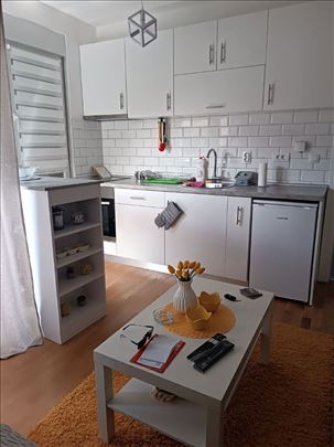 Nameštena garsonjera/ svoj parking/ odlična lokaci