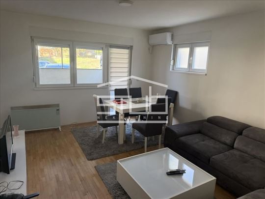 Nov, namešten 2.0 stan sa parkingom, Julino brdo!