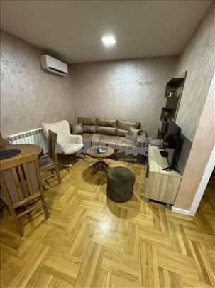 Opremljen stan sa parking mestom