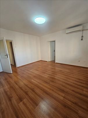 Renoviran 2.0 stan na top lokaciji, Miljakovac