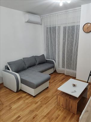 Stara Pazova, izdaje se lep, namešten 2,0 stan