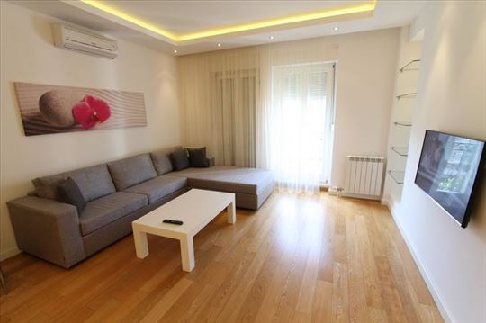 Svetao i moderan stan, zgrada sa portirom, ID 5066