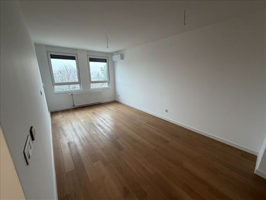 Useljivo! Fantastičan dvosoban! Heroja Pinkija!