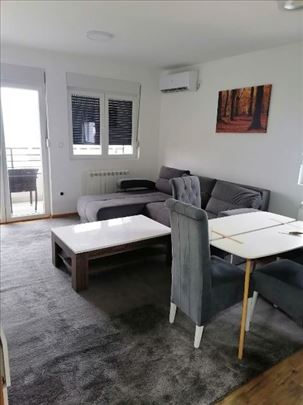 Za preporuku, kompletno namešten stan na Ledinama