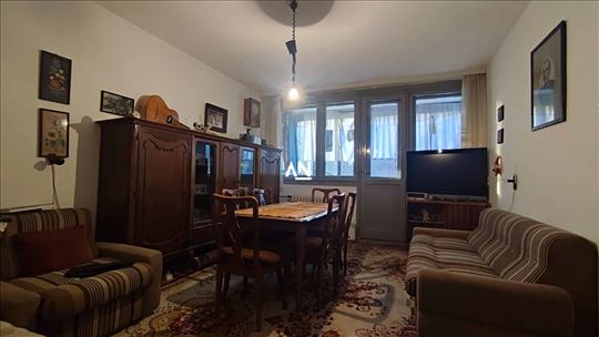 Adaptibilan u 2.0-soban. Radnja 100m. 2 nova lifta