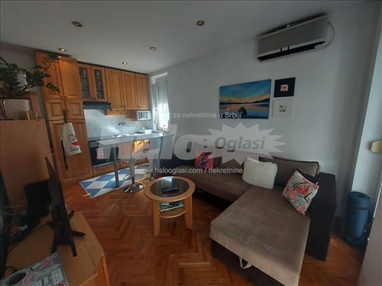 1.5 stan, prvi sprat u zgradi, poseban ulaz