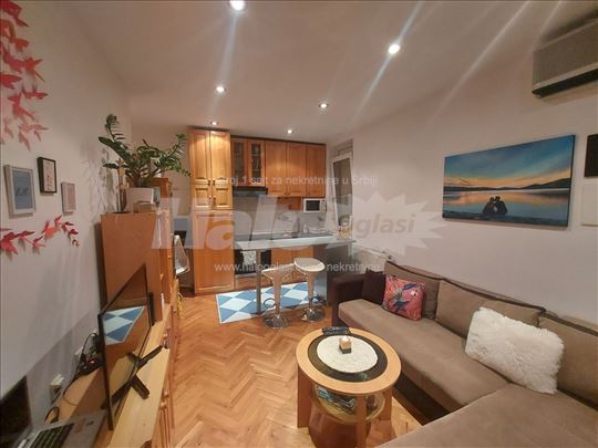 1.5 stan, prvi sprat u zgradi, poseban ulaz