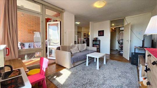 Četvorosoban stan sa terasom i 2 podruma