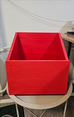 Crvena drvena kutija