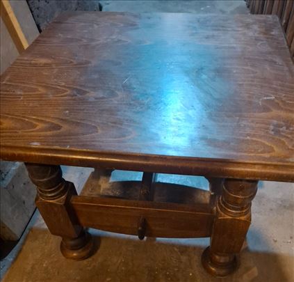 Čvrst sto od punog drveta