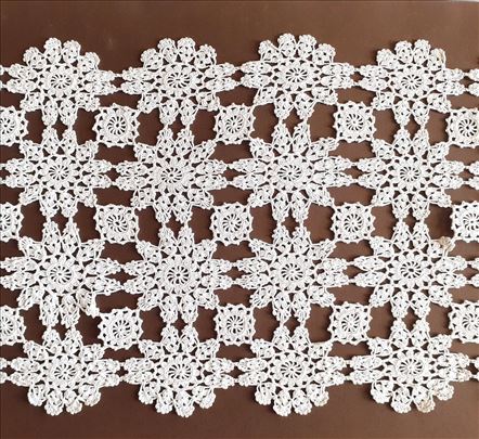 Heklani ručni rad u bež boji 28 x 62 cm