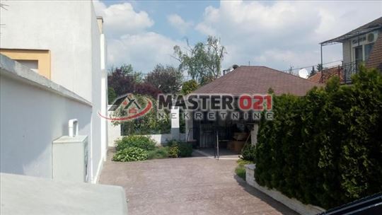 Izdaje se odlična kuća 230m2 sa dvorištem, parking