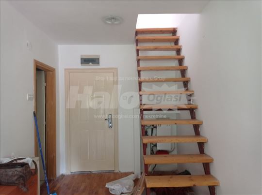 Izdajem dvosoban stan, idealno za studente