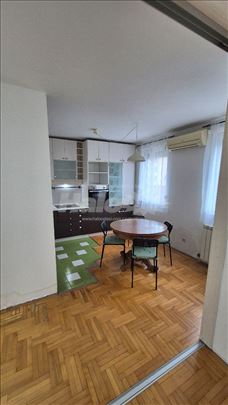 Lepo osvetljen funkcionalan stan