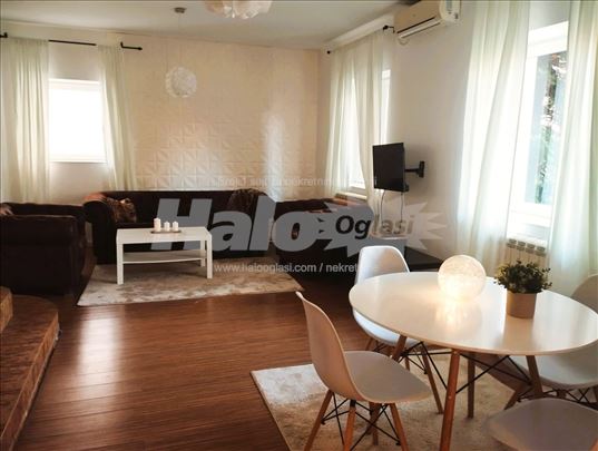 Lux stan na Banjici sa dvorištem