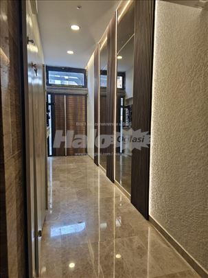 Lux zgrada, stan na Zvezdari, 3.0, V sprat