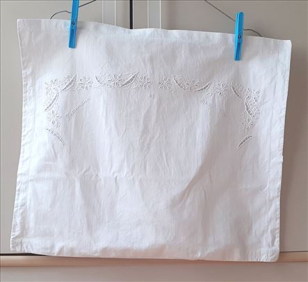 Mala jastučnica sa belim vezom