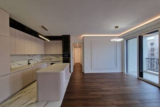 Petosoban nov lux stan,2 garazna mesta