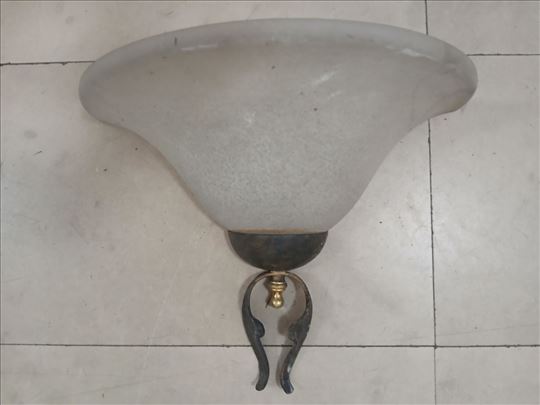 Prelepa stara stilska spoljna ukrasna zidna lampa