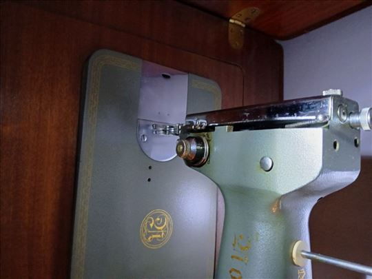 Prodajem očuvanju sivacu masinu