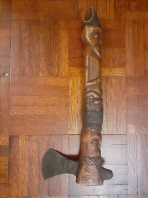 Stari africki suvenir - sekira