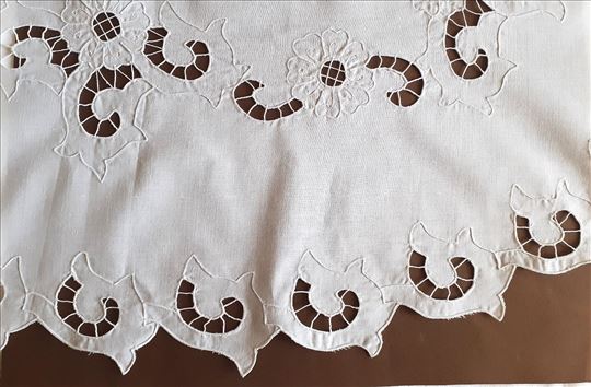 Stolnjak sa belim vezom 70 x 110 cm