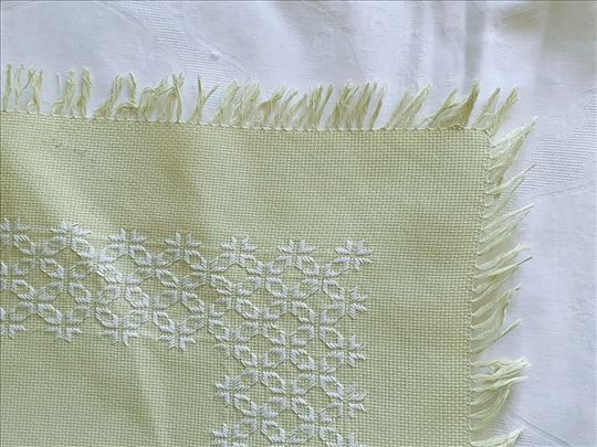 Stolnjak svetlo zeleni sa vezom 58 x 72 cm