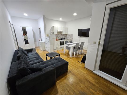 Svetao jednosoban stan