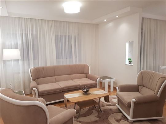 Čubura izdaje se stan sa garažom