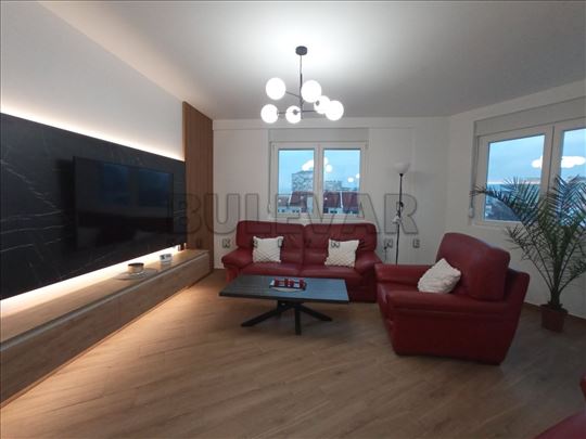 Izdaje se nov duplex stan kod Čaira sa parking mes