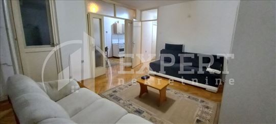 Izdaje se stan na Bulevaru Nemanjića!