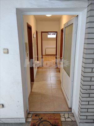 izdaje se stan u porodicnoj kuci