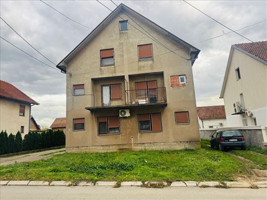 Kuća 200 m2+pomoćni ovjekat 100 m2,plac 3,5 ara