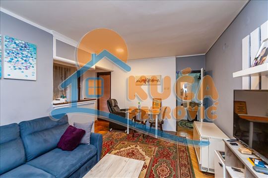 Na prodaju jednoiposoban stan na Panteleju