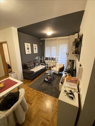 Odličan, sa garažnim mestom i dvorištem ID#1465