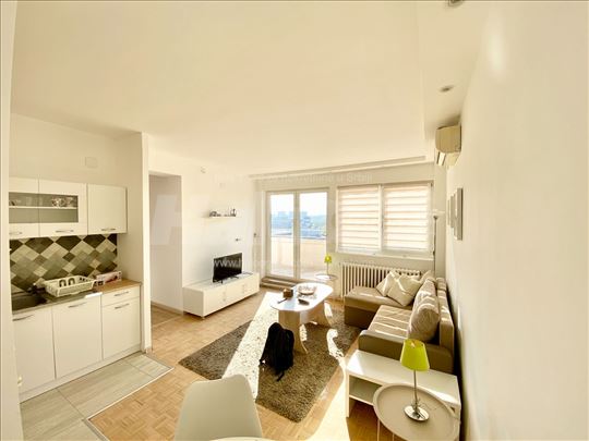 Odlicna lokacija sa prelepom terasom