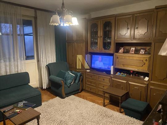 Trosoban stan u izvornom stanju, Železnička stanic