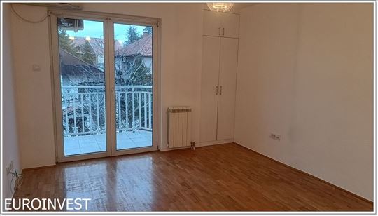 1,5 mirna lokacija, prazan, useljiv